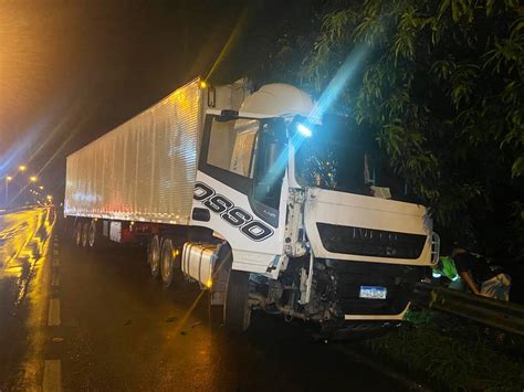 Caminh O Desgovernado Atravessa Canteiro Central E Atinge Carro E Poste