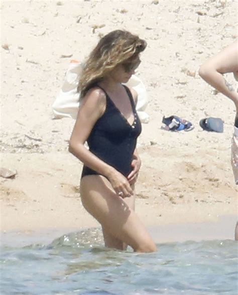 Penelope Cruz Showed Off Her Sexy Body In A Bikini On The Beach The Fappening