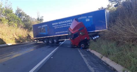 Carreta fica atravessada na BR 343 após condutor perder controle