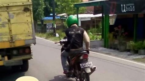 Wuih Pria Ini Kendarai Sepeda Motor Hanya Menggunakan Tangan Kiri