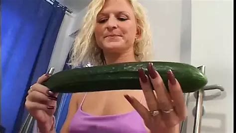 Milf Braucht Geld Und Fistet Sich Mit Dem Glas Dildo Xhamster
