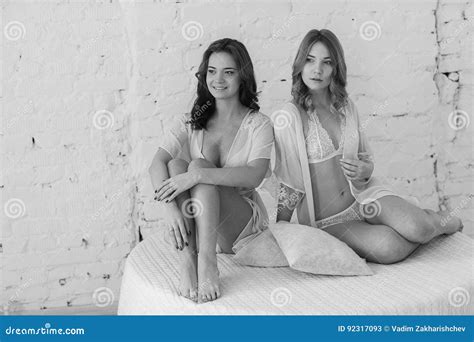 Lesbiennes Dans La Lingerie Sexy Image Stock Image Du Nuit Couples 92317093