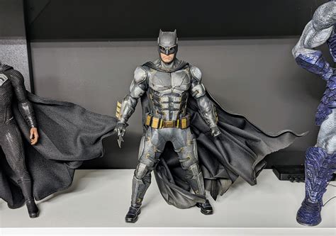 16 Hot Toys Zack Snyders Justice League Batman Tactical Batsuit