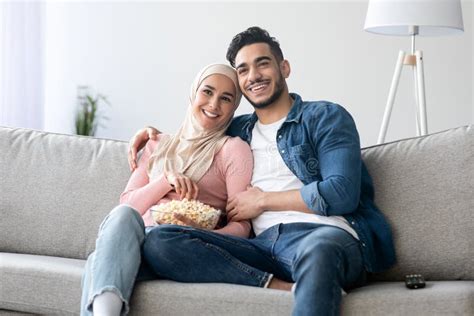 Familia Musulmana Feliz Viendo Pelicula O Serie Juntos En Casa Imagen