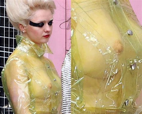 Maisie Williams Flashes Her Nude Tits On The Set Of Sex Pistols Photos Thefappening