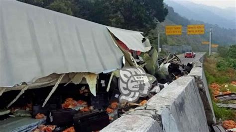 Vuelca tráiler con pollos en Cumbres de Maltrata