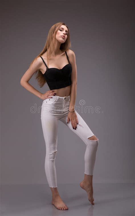 Portrait De Jeune Blonde Caucasienne Femme Attirante Dans Le Dessus Noir De Culture Et De La