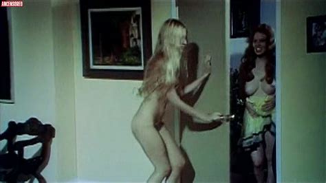 Elana Casey Nue Dans The Boob Tube