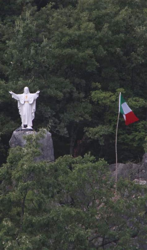 Futuromolise Il Redentore Magnifica Statua Di Pietra Chiara Tra Il