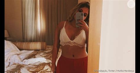 Marilia Mendonça de lingerie barriga de fora e cintura fina impressiona em foto Veja Purepeople