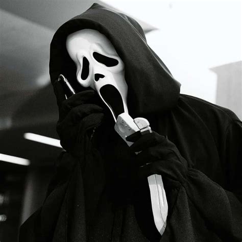 Download The Iconic Ghostface Mask from the Scream Movie Series | Wallpapers.com