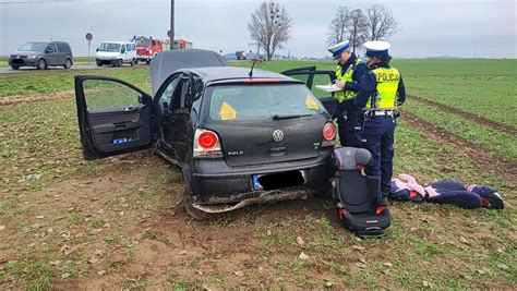 Straciła panowanie nad autem i uderzyła w drzewo Zginęła jej 6 letnia