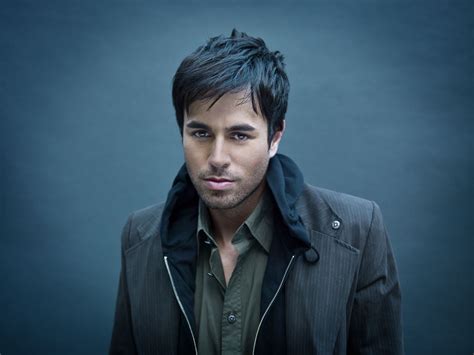 Enrique Iglesias estrena el videoclip de Duele El Corazón Premios