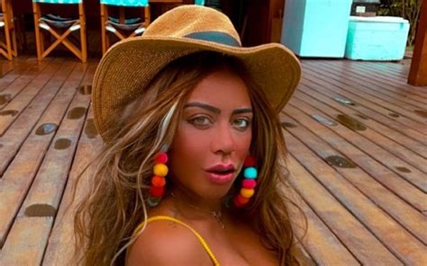 Rafaella Santos posa de biquíni e internautas apontam photoshop