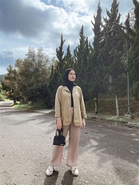 6 Gaya OOTD Ala Hijabers Dwi Handayani Ini Bisa Jadi Inspirasi Lebaran