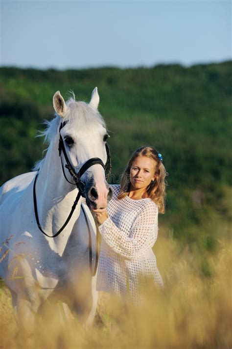 Belle Fille Avec Le Cheval Blanc Dans Le Domaine Image Stock Image Du