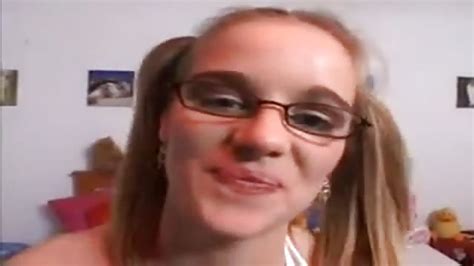 Een Jong Ding Lacht Als Hij Zuigt En Neukt Voor Geld Porn