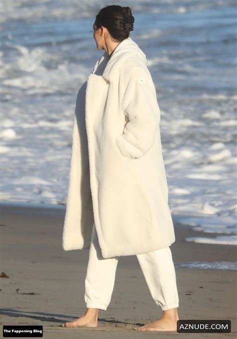 Kendall Jenner Sexy Seen Flaunting Her Cleavage Wearing A Hot Sports Bra And Sweatpants At The