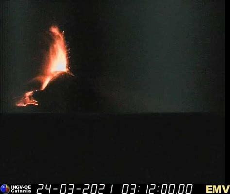 Etna Nella Notte Ancora Un Eruzione Chiuso Lo Spazio Aereo Su Catania