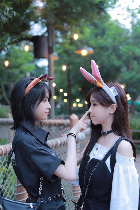 Pin By J Y On Ng I N I Ti Ng Couple Poses Reference Cute Lesbian Couples Poses