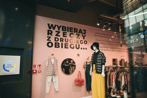 Druga szansa dla ciuchów z odzysku co łączy Ubrania Do Oddania i