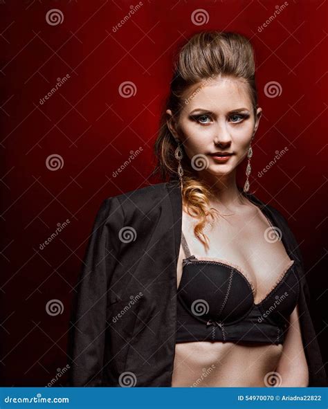 Blonde De La Mujer En Chaqueta Negra Del Sujetador Y Del Hombre Sexualidad Foto De Archivo