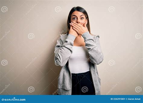 Joven Y Hermosa Deportista De Brunette Con Entrenamiento De Deportistas Sobre Fondo Blanco