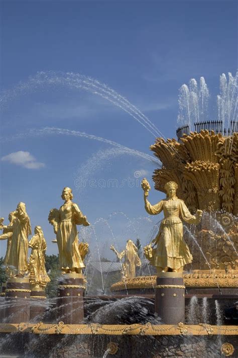 La Fontana Di Amicizia Della Gente Nel Parco Di VDNKh A Mosca Vista