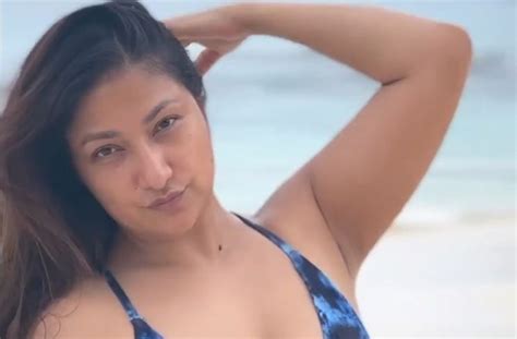 9 Potret Seksi Rahma Azhari Pakai Bikini Saat Liburan Di Indonesia