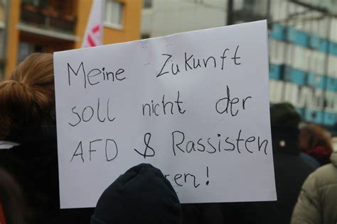 Tausende bei Demos gegen Rechts in Köln Kallendresser zeigt Nazis