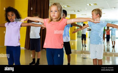 Gymnastics lesson in elementary school Stock Photo - Alamy