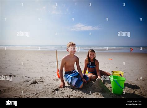 Familie sandstrand bikini sitzen Fotos und Bildmaterial in hoher Auflösung Alamy