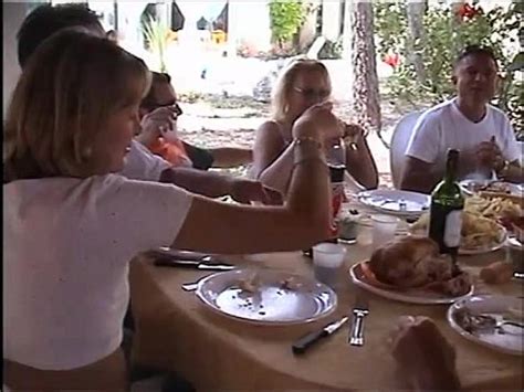 En la mesa del almuerzo una cena se convierte en una orgía XVIDEOS