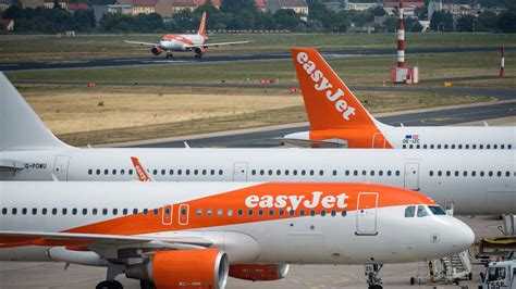 Corona Pandemie Easyjet Stellt Flugbetrieb Ein Handelszeitung