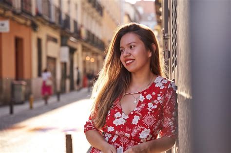 Retrato De Una Joven Latina En La Calle En Una Ciudad Con Los Rayos Del Sol Brillando En Su