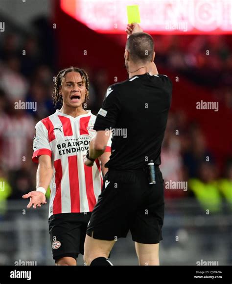 Eindhoven Lr Xavi Simons Del Psv Eindhoven Muestra La Tarjeta