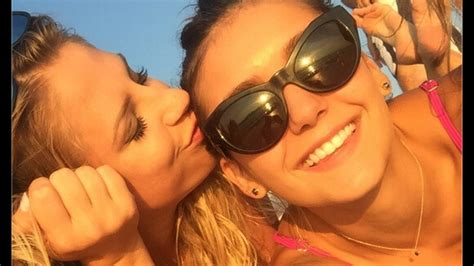 Photo Nina Dobrev en bikini avec ses amies à Saint Tropez PureBreak
