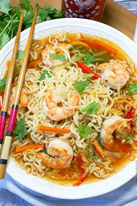 Корейская кухня. Рамен из картофельной лапши, с креветками и овощами ...