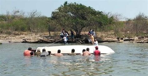 Víctor García sufre accidente en lancha y la gente se toma fotos con él