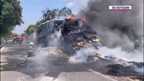 Un autocamion încărcat cu baloți a luat foc în mers Șoferul s a salvat