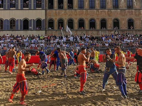 Calcio storico fiorentino la vittoria è degli Azzurri di Santa Croce