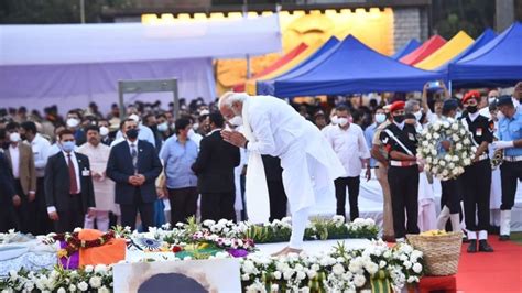 Lata Mangeshkar Last Rites पंचतत्‍व में विलीन हुईं सबकी चहेती लता दीदी