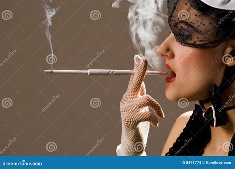 Femme fumant une cigarette photo stock Image du cosmétiques 8491774