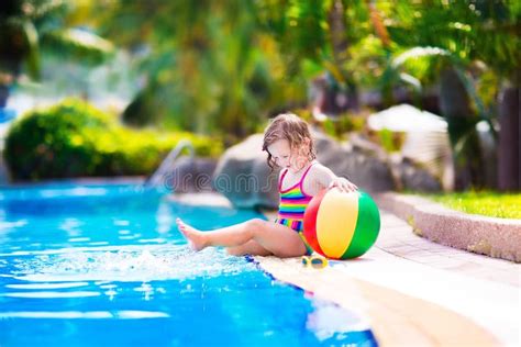 Junge Familie Entspannt Am Pool Stockfoto Bild Von Bikini Mutter