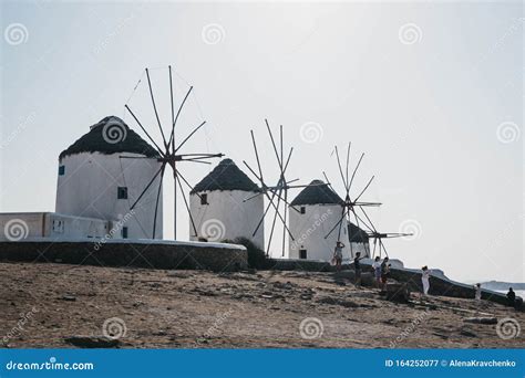 Gente Frente A Los Tradicionales Molinos De Viento Griegos En Hora