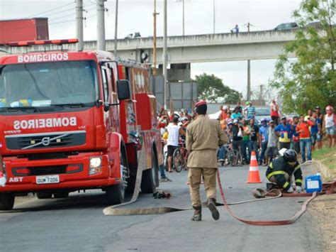 G Caminh O Produtos Qu Micos Tomba E Destru Do Por Fogo Na