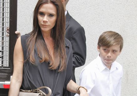 Victoria Beckham Laisse Tomber David Et Part Avec Le Chien Closer