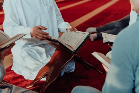 Un Grupo De Musulmanes Leyendo El Libro Sagrado Del Cor N En Una