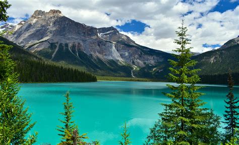 The Stunning Emerald Lake in Yoho National Park,Alberta, Canada