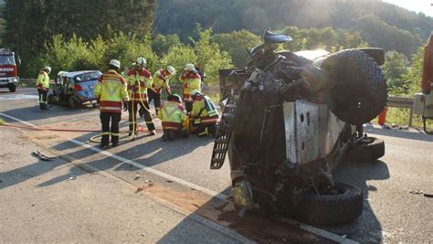 Unfall Im Enzkreis Autofahrer Stirbt Bei Kollision Mit Gegenverkehr